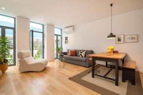 Host Wise - Stylish Urban Flat with Terrace